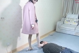 åŽäººå¥³çŽ‹è¸©è¸ç‹—å¥´å…¨èº« Chinese mistress tramples her slave all over his body and neck
